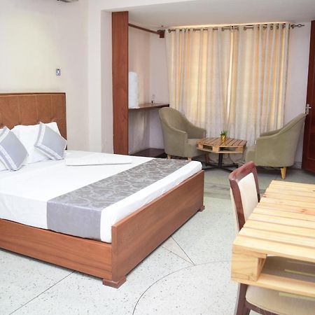 Хостел K27 Premier Backpackers Дар-ес-Салам Екстер'єр фото